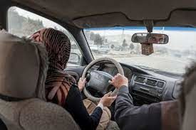 خلاقیت بامزه این زن ایرانی پشت ماشین همسرش
