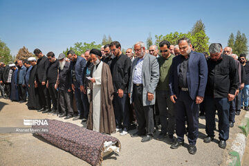 غیبت احمدی‌نژاد در مراسم تشییع پیکر معاونش