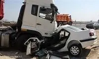 له شدن وحشتناک چندین خودرو زیر کامیون 