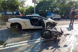 لحظه تصادف وحشتناک یک موتورسوار با لامبورگینی!