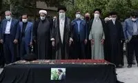 تصاویرِ اقامه نماز رهبری بر پیکر مرحوم دعایی 