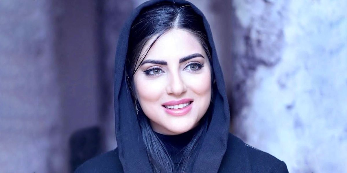 استایل هلیا امامی با مانتویی منقش به تصویر ناصرالدین شاه!