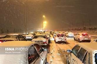 تصاویری از ترافیک شبانه در جاده برفی چالوس 