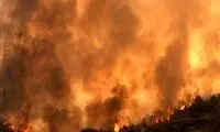 فرار یک زوج با خودرو از آتش‌سوزی آخرالزمانی