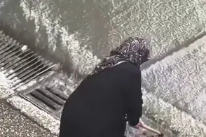  زن سالمند با عصا به داد خیابان‌های آب‌گرفته رسید