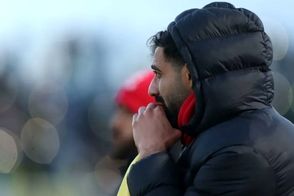 کنعانی‌زادگان، فارغ ز غوغای جهان در حال خوشگذرانی