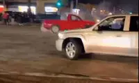 حادثه عجیب در مسابقه حرکات نمایشی دو خودرو