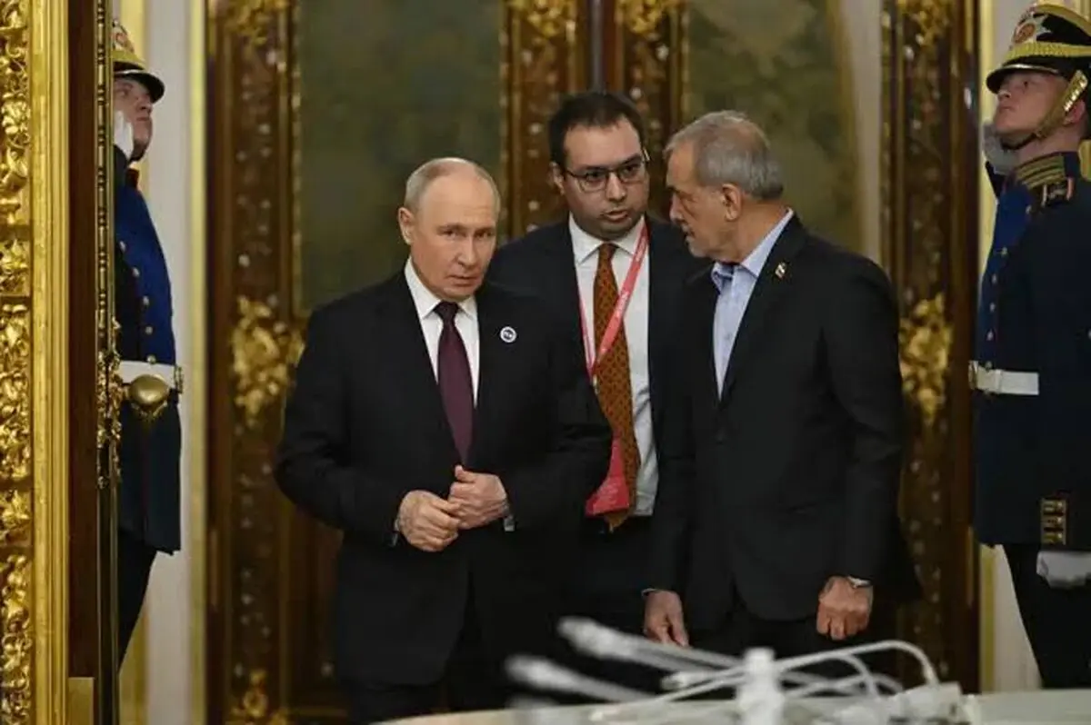 پزشکیان هنگام ورود به کرملین مقابل سرباز روس پا کوبید