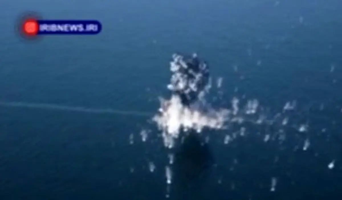لحظه‌ انهدام یک شناور در رزمایش روز گذشته سپاه
