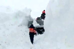 لودر راهداری زیر سه متر برف کوهرنگ گیر افتاد