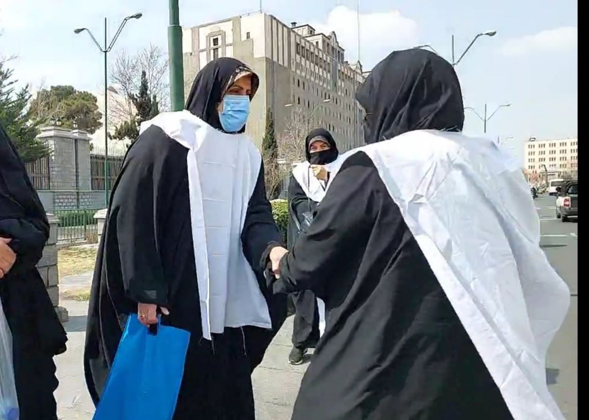 تصاویر زنان کفنپوش در تجمع حامیان حجاب