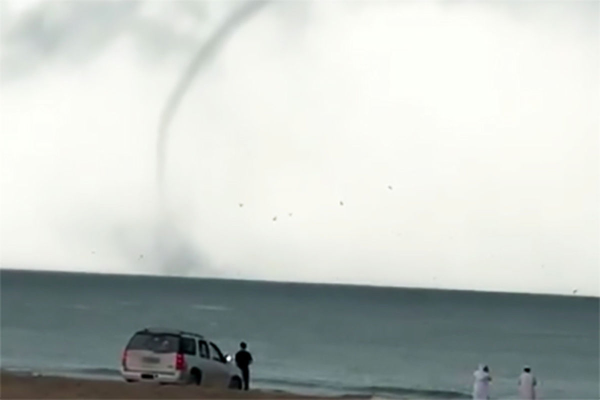 تصاویری از پدیده نادر گردباد دریایی در خلیج فارس