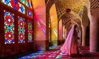 هیجان توریست آمریکایی در لحظه ورود به مسجد صورتی شیراز