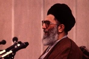 ملک عبدالله در حال گفتگو با رهبر انقلاب در سال 76