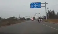له‌شدن وحشتناک خودرو شاسی بلند زیر کامیون حمل بار