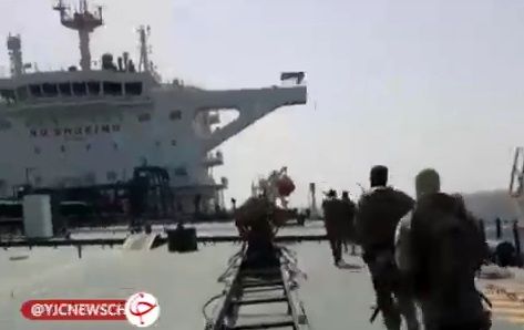 تصاویر توقیف دو نفتکش یونانی در خلیج فارس