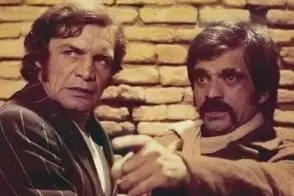 بیک ایمانوردی در لباس ارتش و کنار یک هلیکوپتر