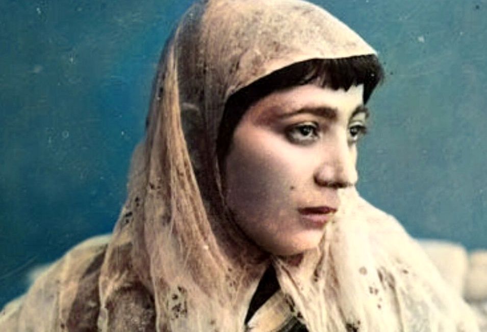 این زن زیبای مرموز در عکس‌های قاجاری کیست؟