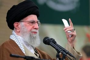 تصاویری از رهبر انقلاب در جبهه‌های دفاع مقدس