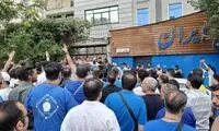شعار هواداران استقلال علیه تاجرنیا و جویباری