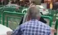 سیلی زدن زن جوان به پیرمرد بَددهن جنجالی شد