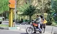 ویدئویی فراگیر از یک زوج جوان روی ترک موتور