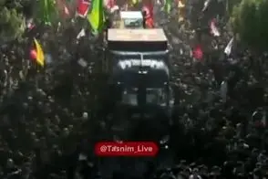 خودروی حامل پیکر رهبر شهید در میان مردم عراق