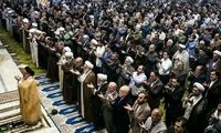 قابی خاص از یک مادر و نوزاد شیرخواره‌اش در نمازجمعه
