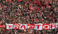کری عجیب و غریب هواداران تراکتور برای نیازمند