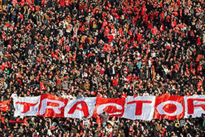 کری عجیب و غریب هواداران تراکتور برای نیازمند