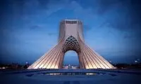 عکس یادگاری هواداران فوتبال در قطر با میدان آزادی تهران