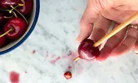 ترفند هسته‌گیری آلبالو در چند ثانیه؛ بدون کثیف‌کاری!