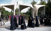 عکس‌ پربازدید از یک خانم با چرخ خیاطی مقابل دانشگاه تهران 