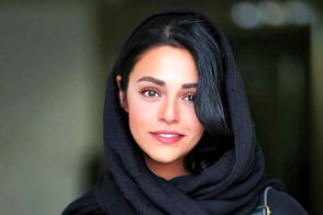 چهره مغموم سوگل خلیق در یک عکس سیاه و سفید