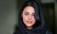 چهره مغموم سوگل خلیق در یک عکس سیاه و سفید