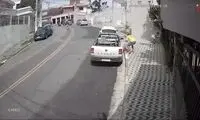 لحظه حمله مسلحانه به یک خانواده در خیابان
