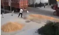 لحظه نجات کودک از له شدن زیر بیل مکانیکی!