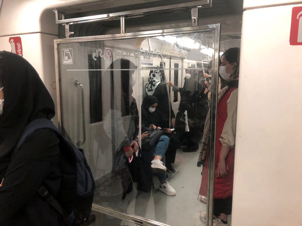 وضعیت عجیب واگن بانوان در متروی تهران 