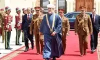 سلطان عمان با عمامه‌ سفید راهی تهران شد