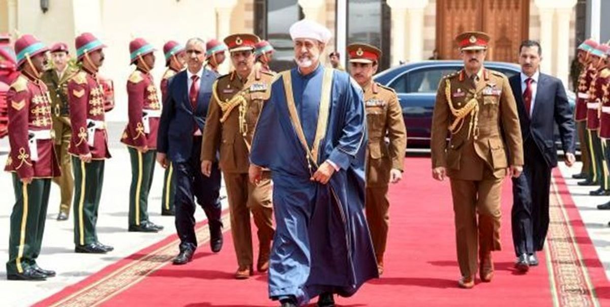 سلطان عمان با عمامه‌ سفید راهی تهران شد