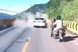 ریزش هولناک سنگ بزرگ روی خودرو