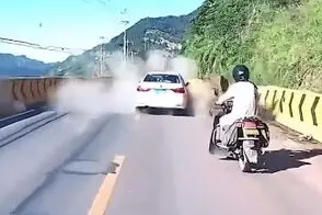 ریزش هولناک سنگ بزرگ روی خودرو