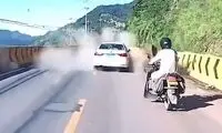 ریزش هولناک سنگ بزرگ روی خودرو