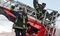 لحظات نفسگیر نجات کودک ۳ ساله توسط آتش‌نشانی