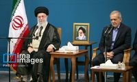 قابی از گفت‌وگوی خصوصی رئیس‌جمهور با رهبر انقلاب
