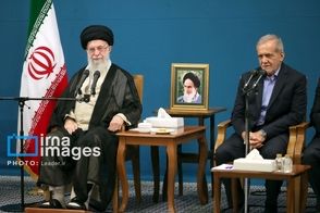  قابی از گفت‌وگوی خصوصی رئیس‌جمهور با رهبر انقلاب