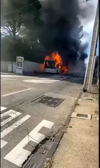 لحظه هولناک آتش گرفتن اتوبوس در حال حرکت!