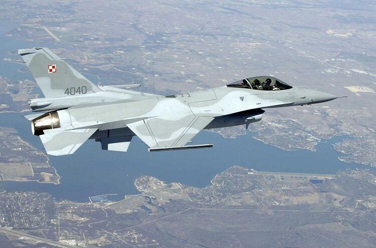 تصاویر عبور جنگنده F-16 از چهارراه 