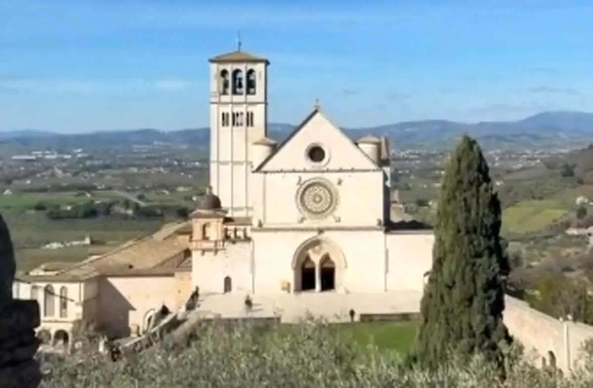 نمایش بقایای پیکر یک قدیس پس از ۸۰۰ سال