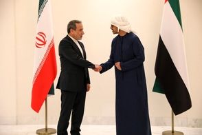 کفش وزیر امارات در دیدار با عراقچی توجه‌برانگیز شد